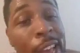 爸爸为了教训儿子竟然要他戴上拳击手套然后，将他打到满身血迹图片