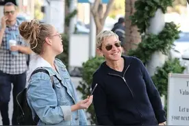 主持人艾伦与友人街边畅聊 双手插兜耍帅颈部皱纹显老态图片