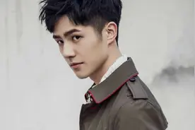 饭圈泥石流！刘昊然现身机场遭迷妹送书疯狂示爱图片