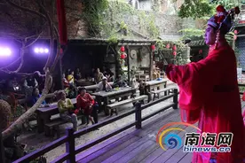 琼剧经典曲目在海口骑楼老街定期演出 受游客好评图片