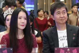 付笛声与任静近照，任静脸肿得吓人，网友：演鬼片都不用化妆了！图片