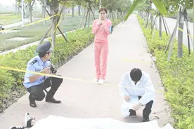 美女在公园晨跑误闯案发现场，看到死者模样，当场晕倒视频封面