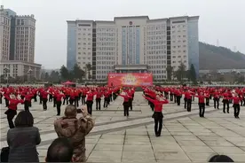 迎元旦，玉屏几百人齐跳广场舞图片