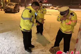 西安交警雪中救起走失小狗 寻找主人带它回家图片