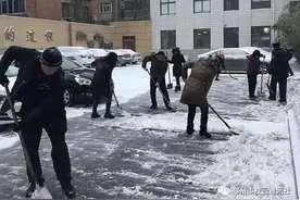 何惧天寒雪飘！郑州52中情暖校园图片