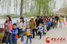 临夏永靖县太极幼儿园开展“童眼看春天”春游亲子踏青活动图片