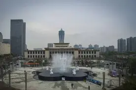当超人今天飞过武林广场，他会看到啥？来，都市快报带你飞！图片