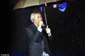 现场版“雨一直下”！张宇捞金遇暴雨举伞献唱 年近半百头发花白图片