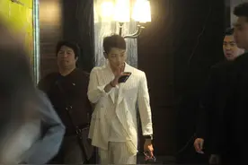亚洲小天王RAIN条纹西装遭粉丝围堵 一路淡定挥手星范十足图片