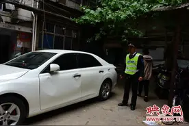 郑州一轿车车门被踹变形 疑似车主停车挡了道图片