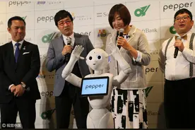 日本软银Pepper机器人亮相东京，“大白”机器人萌萌哒图片