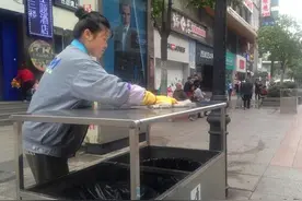 江汉路步行街更换新垃圾桶 外观简洁内嵌烟缸图片
