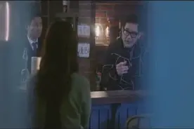 周雨彤这声爹喊的太顺口，在这人面前都还有小动作让侯明昊无措视频封面