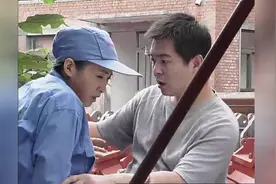 女子从楼梯摔下来被男子接住，过后他竟然这样对待别人视频封面