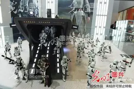 “星际运兵车联手风暴士兵”亮相杭州 再现《星球大战》场景图片