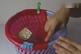 垃圾袋经常套不住垃圾桶？教你一招，再小的也能套住！视频封面