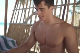 高颜值肌肉型男，欧美最帅老师开启模特生涯，菲律宾海滩秀好身材视频封面