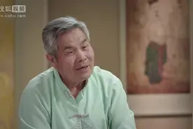 大爷这么大岁数出来按脚身体硬朗，看完笑翻了视频封面