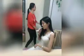 妹子拿个勺子是什么意思 没有看明白视频封面
