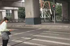 重庆路边现神奇按钮 行人可自己控制红绿灯图片