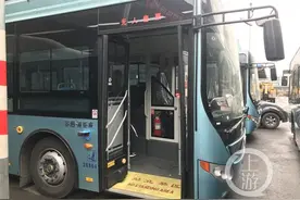 重庆首批一级踏步公交车来了：一步上下车，多个USB充电口图片