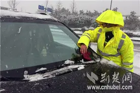 汉十高速全线2000余名干部职工坚守抗击冰雪一线保畅通图片
