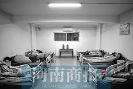 郑州市民政部门雪夜“扫街寻人” 救助无家可归的流浪者图片
