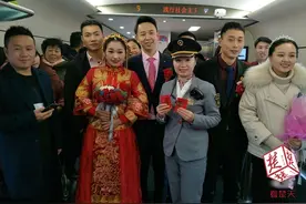 结婚日大雪封路，两位新郎坐高铁接亲图片