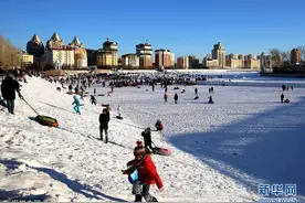 哈萨克斯坦民众“戏雪”庆新年图片