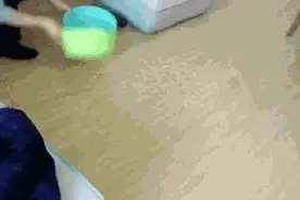 心塞！家中水管破裂地板“泡汤”，市民找商家索赔却遭拒绝图片