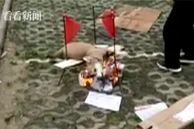 男子当街生火烤死小狗 回应称因小狗不听话图片