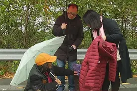 五旬阿姨流落东莞街头 独自蹲冷雨风中不愿受救助图片