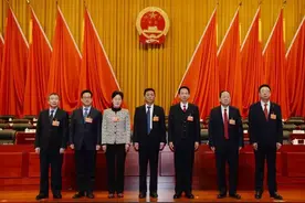 「聚焦」乌兰察布市四届人大一次会议选出新一届人大 政府领导班子（附简历）图片