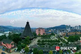 侗乡三江现“阴阳天” 气象专家解释其成因图片