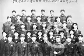 重庆文艺兵往事：男女兵寝室串门？不可能的图片