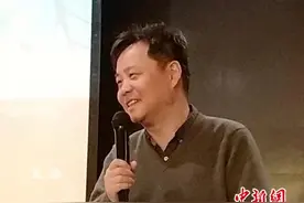 《活着》销售长红 余华获颁出版社“超级畅销纪念奖”图片