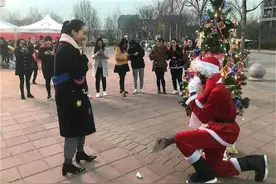 黑人小伙用辣条成功告白中国姑娘图片