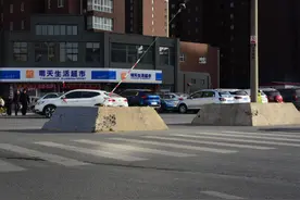 郑州一道路修好通车已两年多 线杆立路中间不挪窝存隐患图片