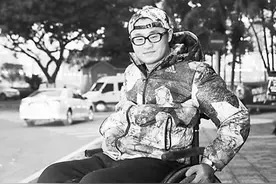 优秀班主任遭车祸高位截瘫 要带父母走古丝绸之路图片