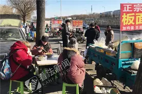 百米长小吃摊占道也不卫生 你敢吃吗？图片