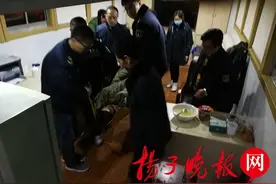 一家三口夜晚落江抱木漂流 镇江海事“虎口”救人图片