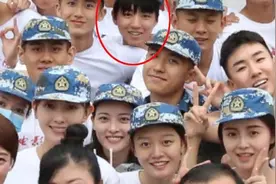 王俊凯军训晒黑 与北影同学合影难掩开心笑容图片