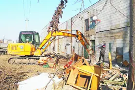 张店区南定镇拆违约3000平方米 整治铁路沿线安全隐患图片