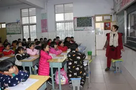 “最美板凳教师”王文集：单膝跪凳育桃李图片