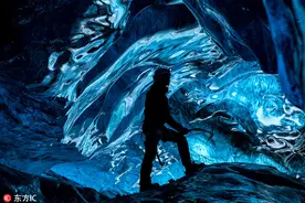 冰岛旅友探秘神奇冰穴 恍如科幻世界图片