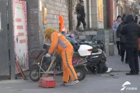 寒冬里的坚守者：“夫妻档“摊贩凌晨４点摆摊卖早饭图片