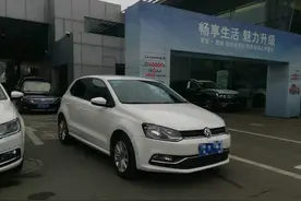 滴滴司机车停路边接客 POLO车当街遭人抢走图片