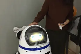 会陪孩子的服务型机器人“小胖”登陆常德图片