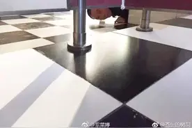 女生们注意了！内蒙古一女子上厕所被偷窥，男子还拿着手机想偷拍……图片