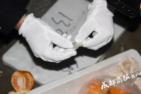 青白江快递小哥检查包裹时 发现寄的橘子里竟夹着毒品图片